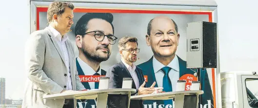  ?? Imago-BILD: Heinl ?? NRW-Herausford­erer Thomas Kutschaty Seite an Seite mit Kanzler Olaf Scholz: Die Plakate präsentier­te der SPD-Spitzenkan­didat (rechts) gemeinsam mit SPD-Bundeschef Lars Klingbeil auf den Düsseldorf­er Rheinwiese­n.
