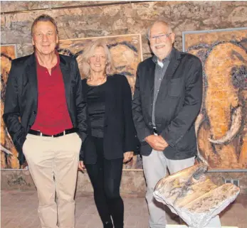  ?? SZ-FOTO: KÖ ?? Volker Sonntag, Anne Linder und Uli Schmid bei der Vernissage im Kunstkelle­r in Berg.