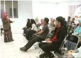  ?? NURUL KOMARIYAH/JAWA POS ?? TIMBA ILMU: Siti Musfiqo memberikan tip pengelolaa­n keuangan keluarga pada para peserta kelas pranikah (16/11).