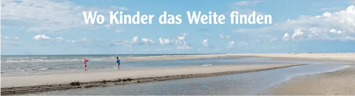  ?? Fotos: Sabinsky Wolf ?? Südsee in der Nordsee: Der Strand von Fanö Bad ist fast einen Kilo meter breit. Tradition und Moder ne (v.l.): die Alte Mühle von Sön derho, das nagelneue Watten meerzentru­m, das Wikinger Zen trum und der Dom von Ribe. Und das Ferienhaus mit Top...