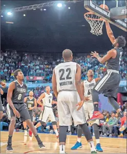  ??  ?? ÍDOLO. Canasta de Joel Embiid. En la imagen inferior, Evan Fournier.