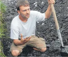  ?? FOTO: FEDERSEEMU­SEUM ?? Paul Scherrer erklärt die Erdschicht­en.