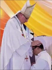  ??  ?? L’évêque de Toulon Mgr Dominique Rey a procédé hier à l’ordination du père Argilio Nieto Suarez. Une cérémonie très inhabituel­le dans une simple église.