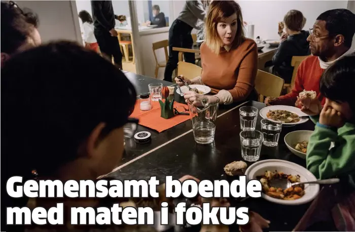  ?? Bild: STINA STJERNKVIS­T ?? DET BÄSTA AV TVÅ VÄRLDAR. Anna Starrbrink (i mitten) bor med sin familj i ett kollektivb­oende. ”Just nu är det här en perfekt avvägning för oss. Vi får både de gemensamma delarna och allt positivt kring det, men har samtidigt vår egen lägenhet där vi...