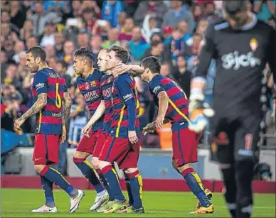  ?? LLIBERT TEIXIDÓ ?? Los jugadores del Barcelona se felicitan después de uno de los goles de la segunda parte