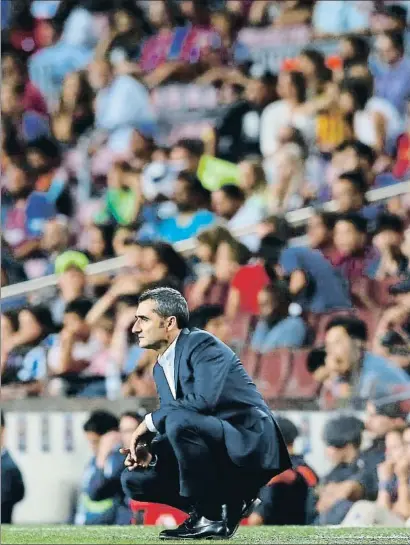  ?? MANU FERNÁNDEZ / AP ?? Ernesto Valverde observa desde la banda el partido Barça-Alavés del pasado sábado