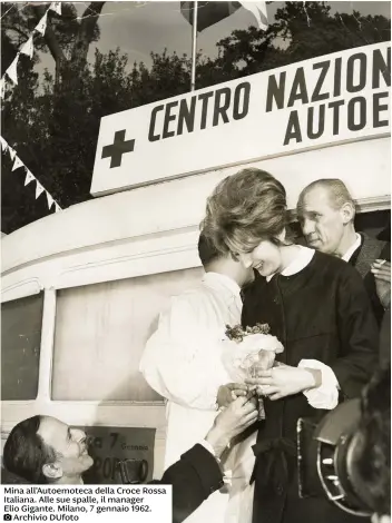  ?? ?? Mina all’autoemotec­a della Croce Rossa Italiana. Alle sue spalle, il manager Elio Gigante. Milano, 7 gennaio 1962.
Archivio Dufoto