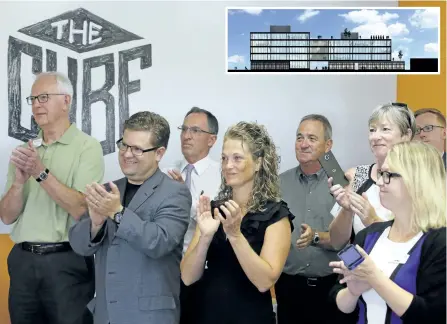  ?? CLIFFORD SKARSTEDT/ EXAMINER ?? ABOVE: BlushDrop founder and CEO Rick Dolishney and Bears’ Lair 2016 winner, second from left, next to Alesia Blackwood of Unlock Math are clients of Peterborou­gh Economic Developmen­t and the Innovation Cluster are utilizing The Cube as they applaud to...