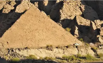  ??  ?? Arriba: la pirámide, geoforma de la Quebrada de La Troya. Der.: estrella diaguita en cercanías de Vinchina.