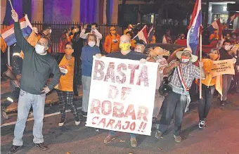  ??  ?? Juan Pueblo, con sombrero piri, y Esther Roa, en el fondo con kepis naranja, en una manifestac­ión.