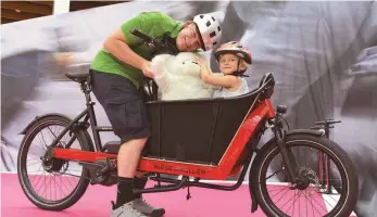  ?? FOTO: FELIX KÄSTLE ?? Ein Lastenrad mit Elektroant­rieb. Damit will der Hersteller junge Familien als Kunden gewinnen.