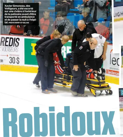  ?? PHOTO ROBY ST-GELAIS ?? Xavier Simoneau, des Voltigeurs, a été escorté sur une civière à l’extérieur de la patinoire avant d’être transporté en ambulance et de passer la nuit à l’hôpital.