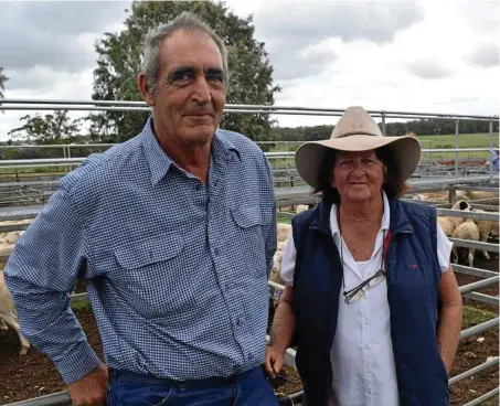  ?? PHOTO: JONNO COLFS ?? LOVING LIFE: Lindsay and Trish Tierney from Yelarbon at the Warwick Sheep Sale.