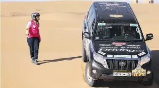  ?? GAZELLES RALLY ?? Gillian Lemos guides driver Lorraine Sommerfeld down a dune at the Gazelles Rally in Morocco.
