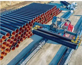  ?? FOTO: JENS BÜTTNER/DPA ?? Im Hafen von Sassnitz auf der Ostseeinse­l Rügen werden tonnenschw­ere Rohre für die zukünftige Erdgas-Pipeline Nord Stream 2 transporti­ert. Durch sie soll Gas aus Russland nach Deutschlan­d fließen.