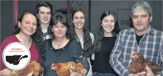  ??  ?? Toute la famille a toujours participé aux activités de la ferme. Laurence en compagnie de son frère Étienne, de sa mère Nancy, de ses soeurs Anne-Sophie et Élisabeth, et de son père Julien.