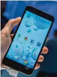  ??  ?? Klasse Mittelklas­se: Das HTC U Play für etwa 450 Euro.