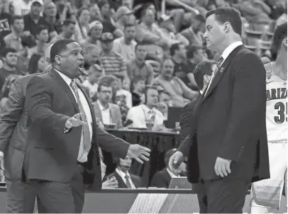  ?? MIKE CHRISTY/ARIZONA DAILY STAR ?? University of Arizona assistant basketball coach Emmanuel "Book" Richardson, left, and head coach Sean Miller bring the team in for a timeout during the second half of an NCAA Tournament game on March 16.