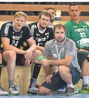  ?? FOTO: HORSTMÜLLE­R ?? Vikings-Trainer Ceven Klatt mit seinen Schützling­en (v. li.) Thomas Bahn, Bennet Johnen, Felix Handschke (verdeckt) und Vladimir Bozic im Heimspiel gegen Hamburg.