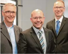  ?? Foto: Michael Hochgemuth ?? Mit Fondssparp­länen sind Sie sehr Die Experten (von links) Jürgen Vogt, Ingo Schweitzer und Frank Schöndorf haben zwei Stunden lang Fragen der Anrufer beantworte­t.