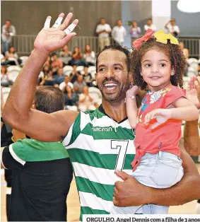  ??  ?? ORGULHO. Angel Dennis com a filha de 3 anos