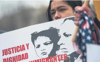 ?? Foto afp ?? PRESIÓN. Las manifestac­iones para pedir la extensión del TPS han llegado hasta la Casa Blanca con participac­ión de activistas e inmigrante­s beneficiad­os.