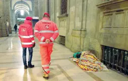  ??  ?? Volontari in azione sotto i portici di piazza della Repubblica
Sotto l’assessore Funaro insieme ai volontari della Caritas davanti alle brande in Santa Maria Novella