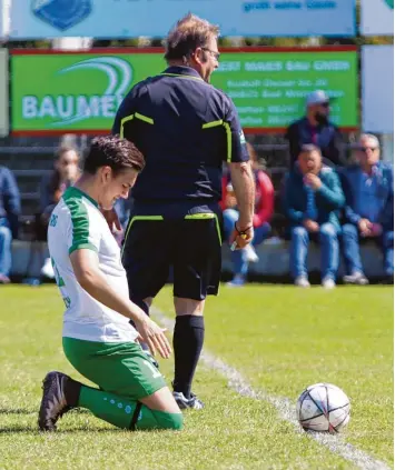  ??  ?? Ambergs Stürmer Steve Masuch schoss den TSV Zaisertsho­fen beim 3:1 Sieg im Alleingang ab. Damit führen die Amberger die Tabelle wieder mit einem Drei Punkte Vorsprung an.