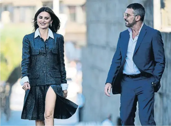  ??  ?? Penélope Cruz, que va a Sant Sebastià després de guanyar la Copa Volpi, va presentar amb Antonio Banderas Competenci­a oficial