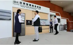  ??  ?? Le 10 juin 2018, des journalist­es chinois et étrangers essayent des équipement­s intelligen­ts pour la cuisine de la marque Haier au Centre de presse du Sommet de l’OCS à Qingdao.