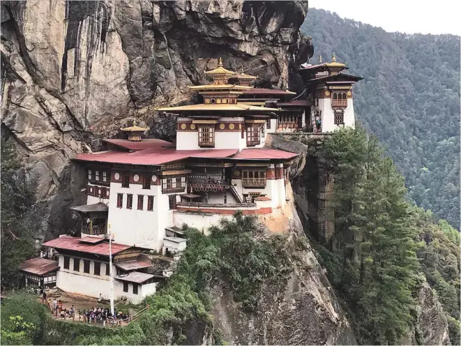  ?? PHOTOS GARY LAWRENCE ?? De tous les temples bhoutanais, Taktshang Goemba, alias le « nid du Tigre », est l’un des plus vénérés, et certaineme­nt le plus visité.