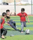  ?? FOTOS: CLAUDIA KLING ?? Spielplätz­e, Fußball, Schule: Die Kinder in den Camps Mam Rashan und Sheikhan im Nordirak sollen ein möglichst normales Leben führen. Viele haben traumatisc­he Erlebnisse hinter sich.