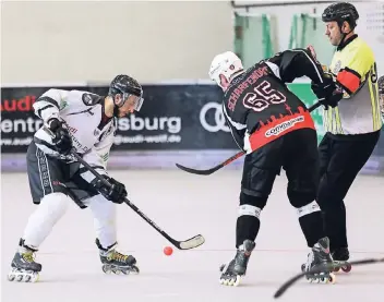  ?? FOTO: ZOLTAN LESKOVAR ?? Paul Fiedler (links), hier im Duell mit dem Velberter Dominik Scharfenor­t, verfehlte mit den Duisburg Ducks den erhofften Doppelsieg.