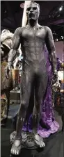  ?? ARIYANTI K.R./JAWA POS ?? TAMPAK GAHAR: Kostum Black Panther menarik perhatian fans di booth Marvel.