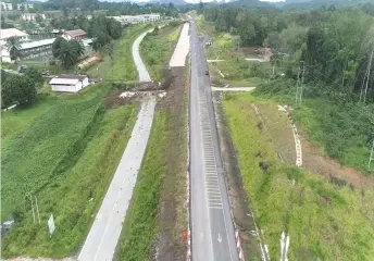  ??  ?? An aerial view of the first carriagewa­y in Sri Aman section which is open to traffic since February.