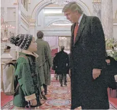  ?? FOTO: 20TH CENTURY FOX/IMAGO-IMAGES ?? Ärger um sieben Sekunden: Die Szene, in der Kevin McCalliste­r (Macaulay Culkin) im Plaza-Hotel in New York auf Donald Trump trifft, ist nicht mehr in jeder Fassung zu sehen.