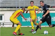  ?? FOTO: MSV DUISBURG ?? MSV-Stümer Stanislav Iljutcenko (rechts) im Vorwärtsga­ng. Der MSV besiegte den Karlsruher SC mit 3:2.