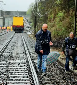  ??  ?? Indagini Sull’incidente indagano anche gli uomini Uomini del Nucleo operativo incidenti ferroviari