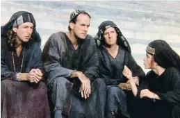  ?? L ?? La polémica escena, con Idle a la izquierda y Cleese a su lado