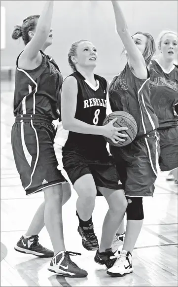  ?? Photo by Steven Mah ?? The Maple Creek Rebelles jumped out to an early lead over the Swift Current Comp. Junior Ardens before eventually suffering a 41-39 loss last week.