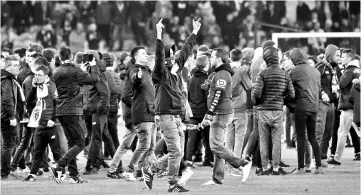  ?? - AFP photo ?? Lille’s supporters invade the pitch at the end of the French L1 football match between Lille (LOSC) and Montpellie­r (MHSC) on March 10, 2017, at the Pierre Mauroy Stadium in Lille, northern France.