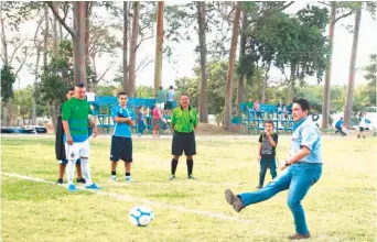  ??  ?? RESTAURADO. EL PARQUE DE LA COLONIA LAS PALMERAS HABÍA ESTADO ABANDONADO POR CASI DOS DÉCADAS, SEGÚN EL ALCALDE ROBERTO D’AUBUISSON, QUIEN LO REINAUGURÓ AYER.