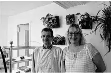 ??  ?? Bruno Houdayer et Géraldine Creuzet dans leur boutique entièremen­t rénovée.