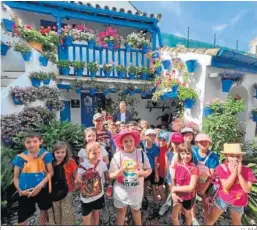  ?? EL DÍA ?? Visita de escolares a un patio de San Lorenzo acompañado­s de Torrejimen­o.