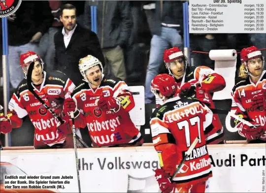  ??  ?? Endlich mal wieder Grund zum Jubeln an der Bank. Die Spieler feierten die vier Tore von Robbie Czarnik (M.).