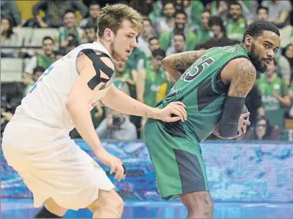  ?? FOTO: MANEL MONTILLA ?? Luka Doncic y Patrick Richard, en el duelo entre Joventut y Madrid de la primera vuelta, en el Olímpic de Badalona