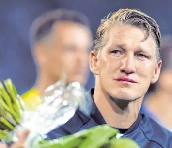 ?? Foto: dpa ?? Zu Tränen gerührt war Bastian Schweinste­iger bei seiner Verabschie­dung vor dem Spiel.