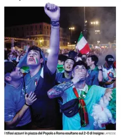  ?? LAPRESSE ?? I tifosi azzurri in piazza del Popolo a Roma esultano sul 2-0 di Insigne