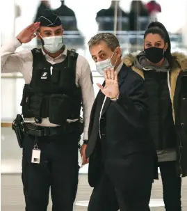  ?? FOTO: MICHEL EULER/TT-AP ?? Den korruption­sklagade franske expresiden­ten Nicolas Sarkozy anländer till rättegånge­n i Paris den 10 december. Arkivbild.