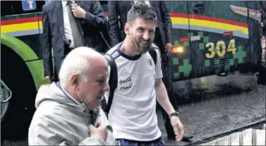  ??  ?? CON EL EQUIPO. Messi voló a Bolivia y vio el partido en el vestuario; después regresó a Barcelona.